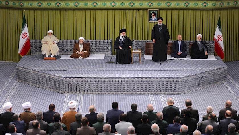 Iranpress: Leader meets Iranian officials, ambassadors from Islamic countries