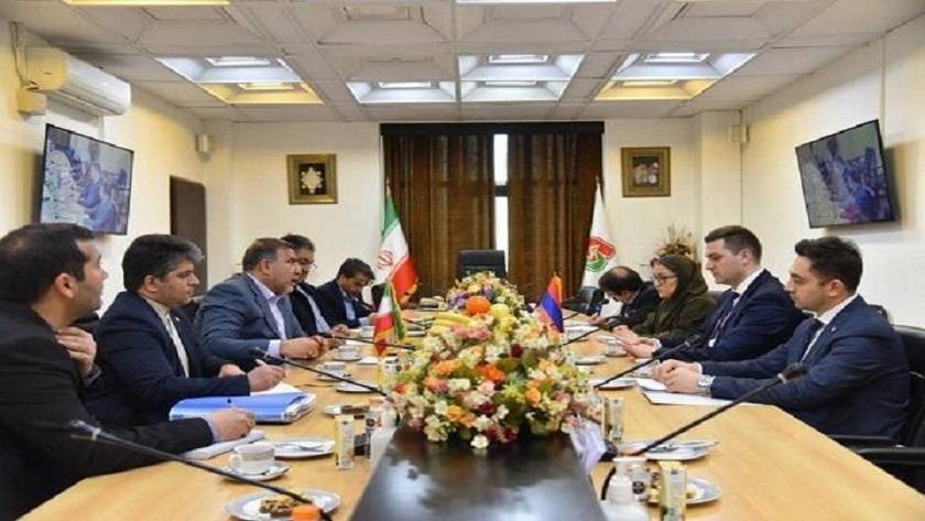 Iranpress: Iran, Armenia transit through Norduz Border to reach 1000 trucks per day