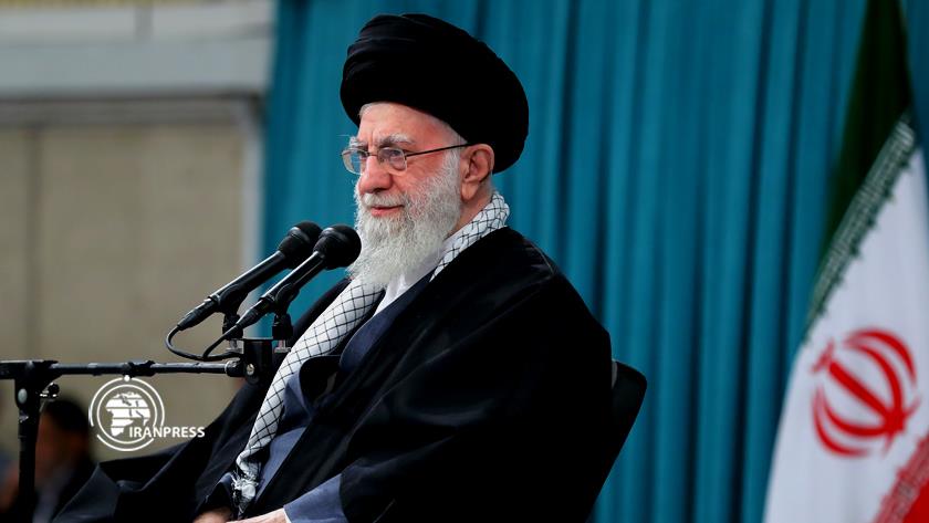 Iranpress: Leader: People showed glory of revolution to World on 22d of Bahman