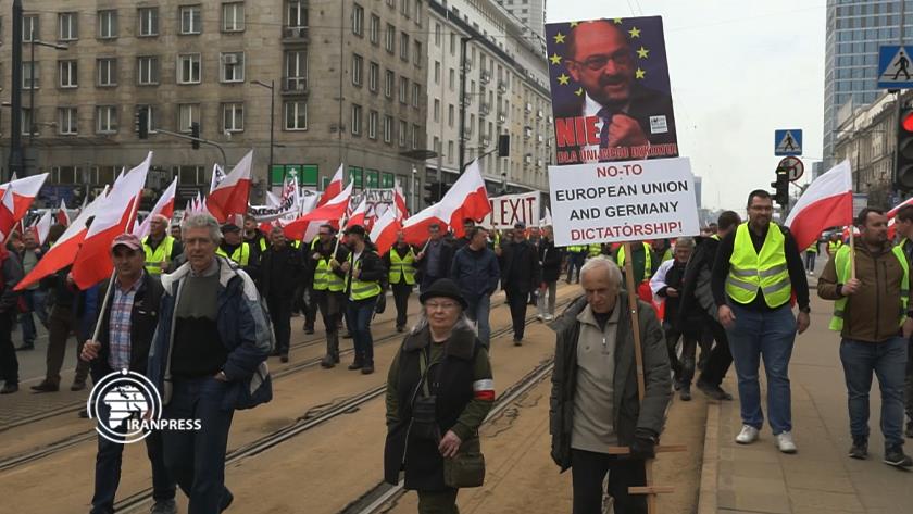 Iranpress: Polish farmers, workers march in Warsaw