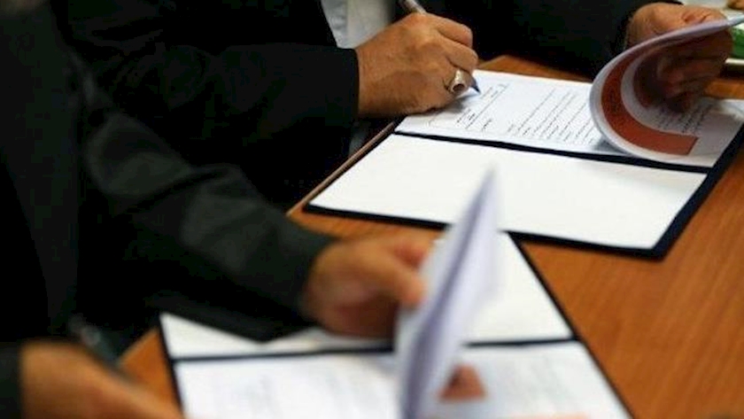 Iranpress: Iran, Russia sign MoU to cooperate in oil, technology projects
