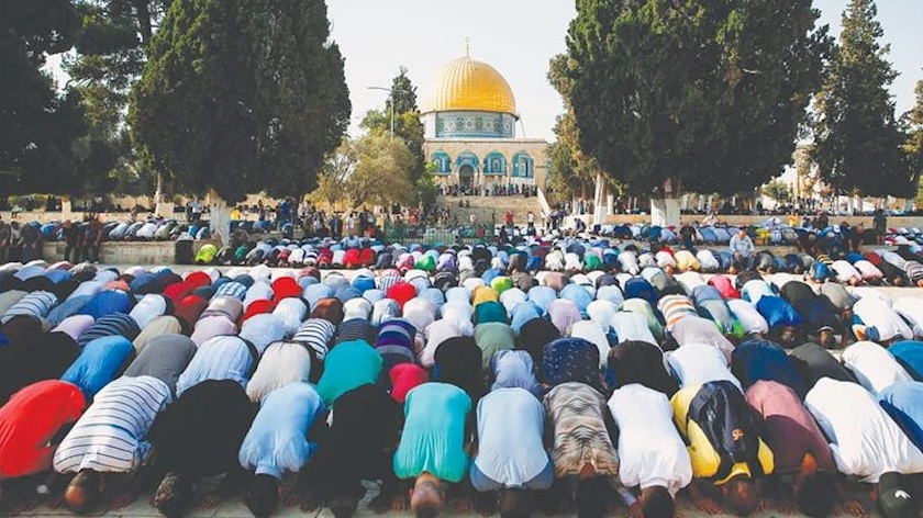 Iranpress: Thousands of Palestinians perform Friday Prayers in al-Aqsa Mosque amid tensions