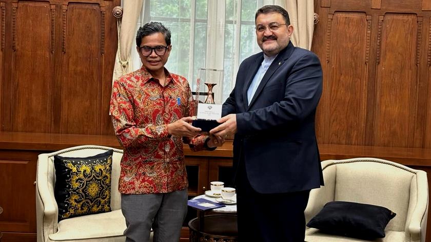 Iranpress: Iran amb., Indonesia deputy FM meet in Jakarta