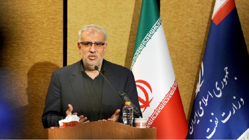 Iranpress: Petroleum Minister inspects Yadavaran joint oil field development operations
