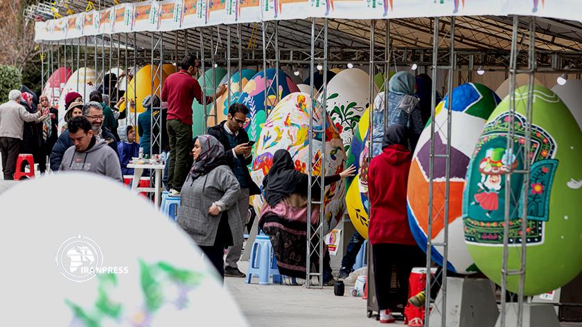 Iranpress: Iranian artists gather to paint Nowruz symbols