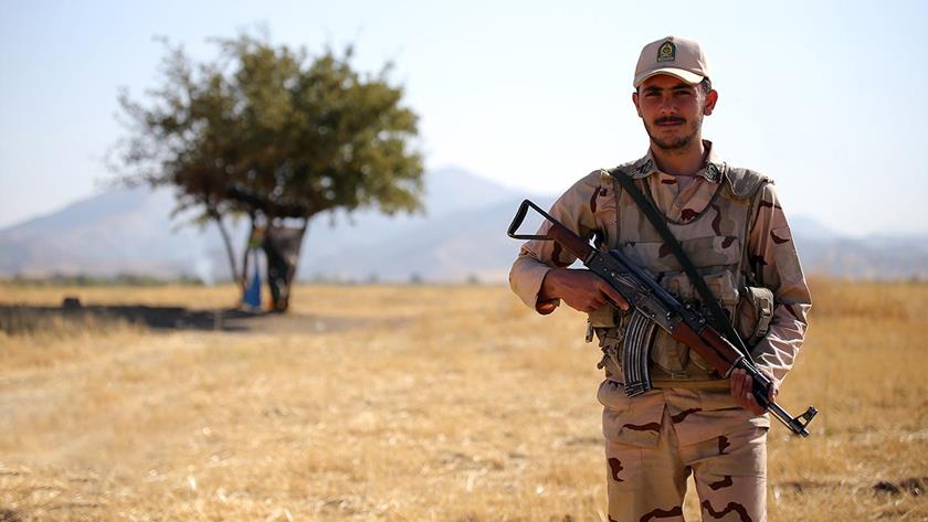 Iranpress: Iranian border guard martyred on southeastern borders