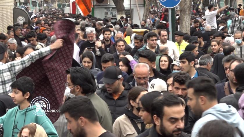 Iranpress: People shopping in Tehran