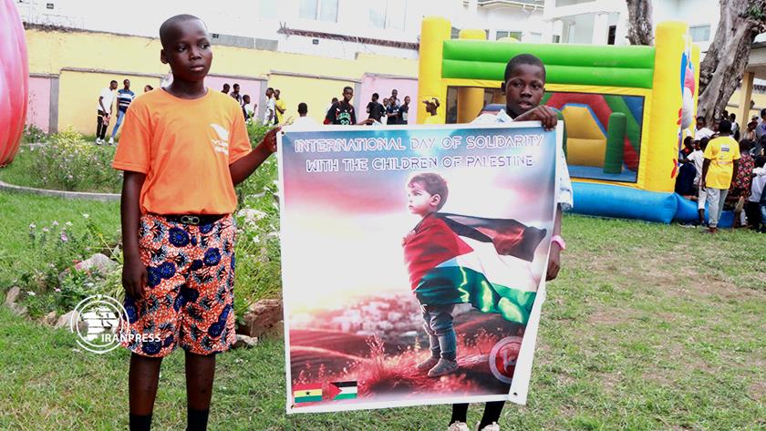 Iranpress: Ghana: Palestinian Embassy donates food to over 300 women, children in Ramdan