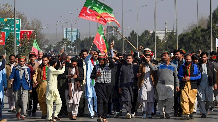 Iranpress: Protest against the alleged rigging in Pakistan elections