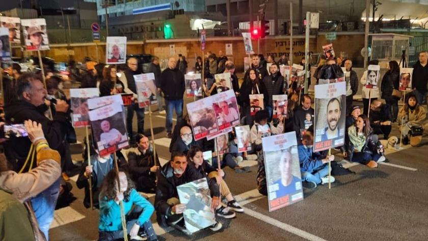 Iranpress: Families of Zionist prisoners held rally in Tel Aviv