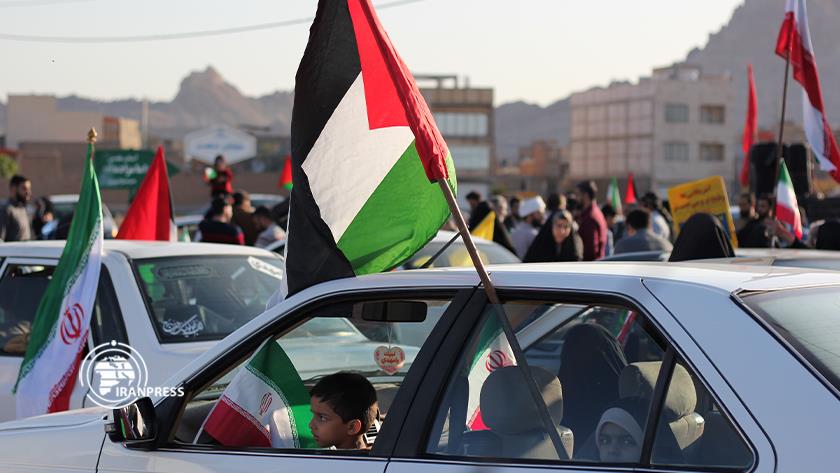 Iranpress: People of Qom rejoice in cars after Iran