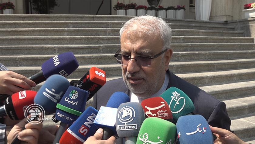 Iranpress: Iran Oil Minister: Oil, gas production grow over 20%