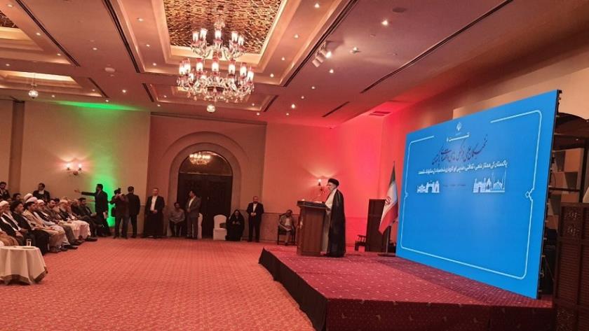 Iranpress: Raisi lauds elites role in unifying Iran, Pakistan nations
