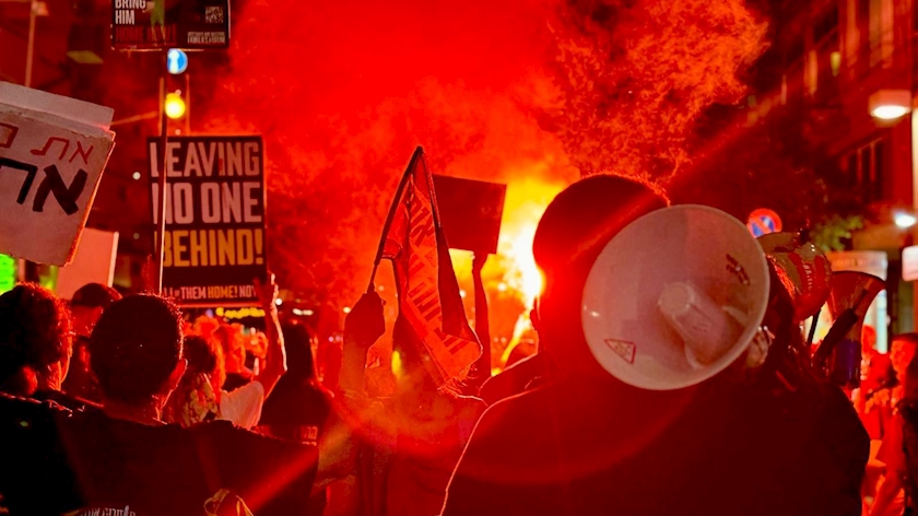 Iranpress: Hundreds of protesters march in Tel Aviv calling for immediate deal with Hamas