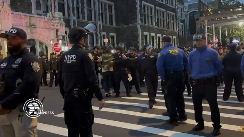 Iranpress: US Police violently arrest more than 100 students at New York protest