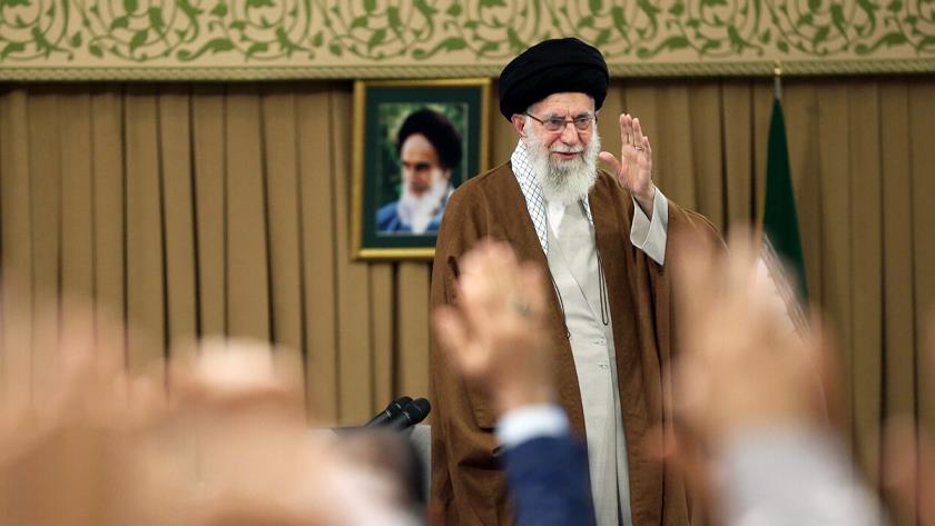 Iranpress: Leader receives Iranian teachers