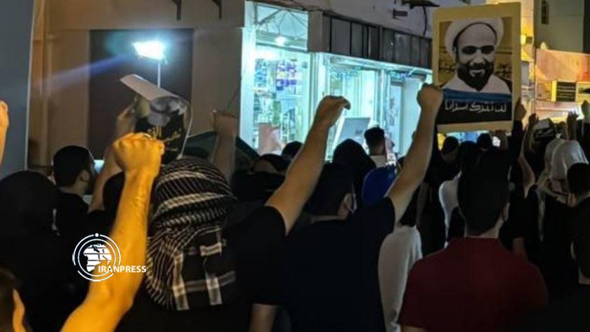 Iranpress: Bahrainis demonstrate against Al-Khalifa regime at night