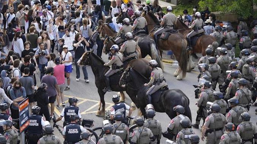 Iranpress: Police arrest over 1700 protesters at US campuses