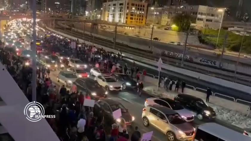 Iranpress: Anti Netanyahu protesters clash with  Zionist Police