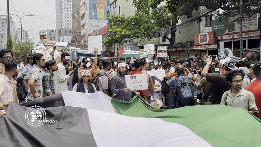 Iranpress: Bangladeshi students hold anti-American march in Dhaka