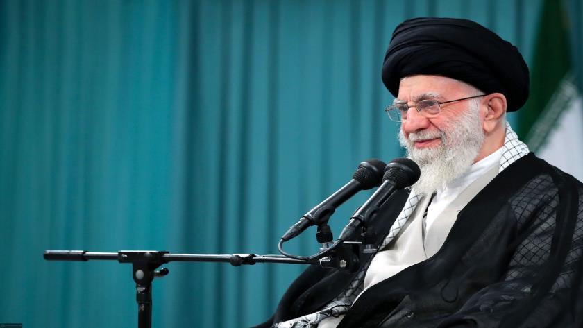 Iranpress: Leader receives holy Quran reciters
