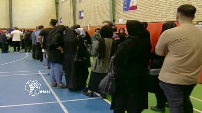 Iranpress: Iranian people take part in parliamentary runoff elections