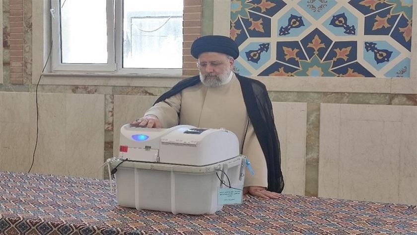 Iranpress: Iran President casts vote in parliamentarian runoff election