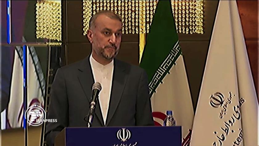 Iranpress: Iran FM urges dialogue to address regional issues 
