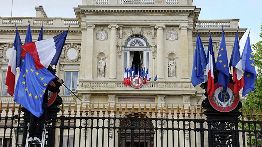 Iranpress: France Expresses Condolences To Iran over President Raisi