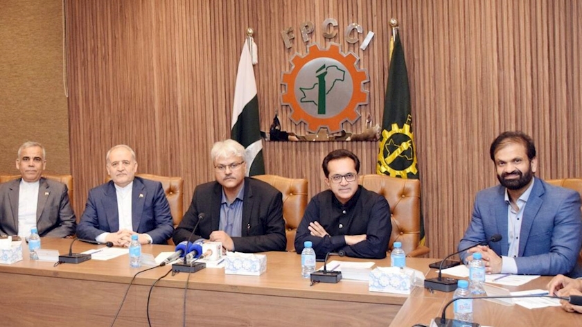 Iranpress: Lahore Conference: Boosting Iran-Pakistan Trade on Agenda