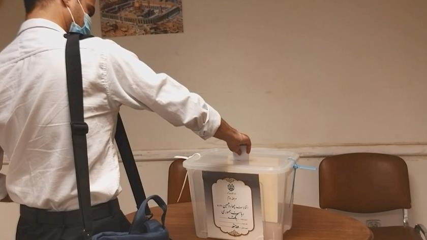 Iranpress: Iranians Participate in Presidential Election Runoff in Poland