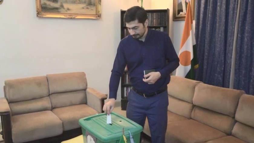 Iranpress: Iran Presidential Election Runoff: Citizens Cast Ballot in Niger