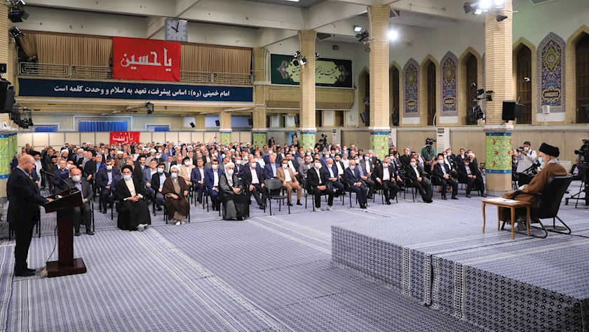 Iranpress: Ayatollah Khamenei to Meet with Parliament Members Sunday