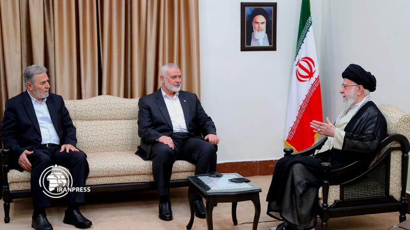 Iranpress: Leader receives Al-Nakhalah, Haniyeh 