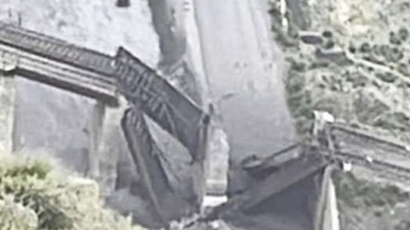 Iranpress: Terrorists Explode Karachi - Rawalpindi Railroad in Pakistan