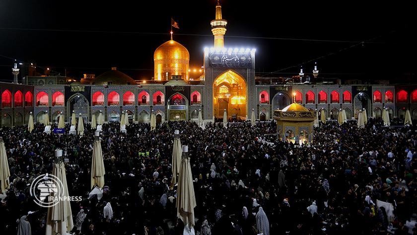 Iranpress: Pilgrims Mourn the Martyrdom Anniversary of Imam Reza (PBUH)