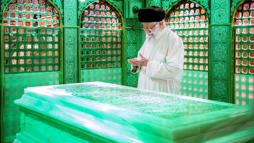 Iranpress: Ayatollah Khamenei Attends Sacred Dusting Ceremony at Imam Reza