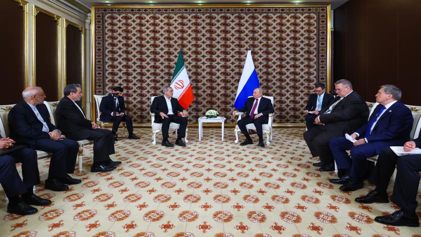 Iranpress: Iranian President Emphasizes Strengthening Strategic Ties with Russia