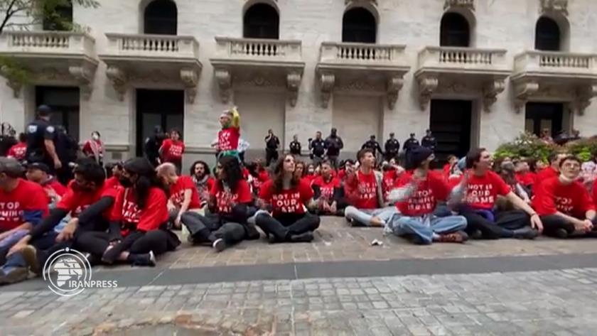 Iranpress: Antizionist Jews Storm Manhattan Stock Exchange