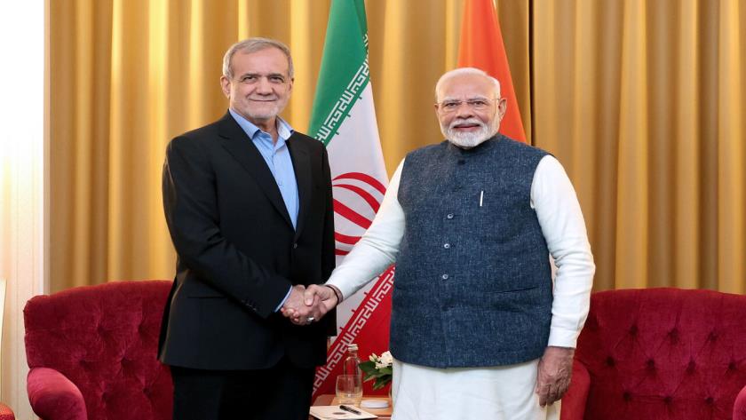 Iranpress: Pezeshkian Criticizes Israel, Advocates for Peace in Meeting with India