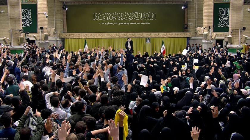 Iranpress: Iranian Students Meet Leader of the Islamic Revolution