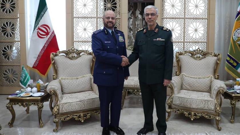 Iranpress: Iranian Chief of Staff of Army Receives Saudi Counterpart