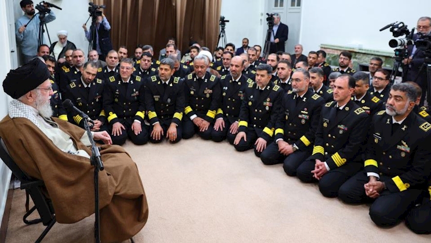 Iranpress: Leader Meets Iranian Senior Navy Commanders