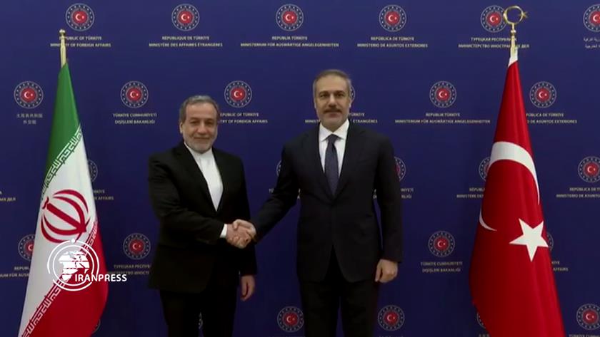 Iranpress: Iranian, Turkish Foreign Ministers Hold Talk