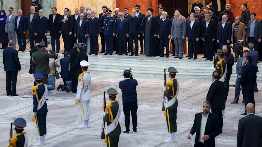 Iranpress: President, Ministers Renew Allegiance to Imam Khomeini Ideals