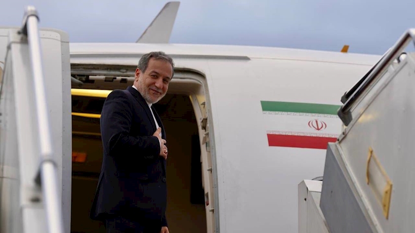 Iranpress: Iran’s Foreign Minister Lands in Oman for Maritime Summit