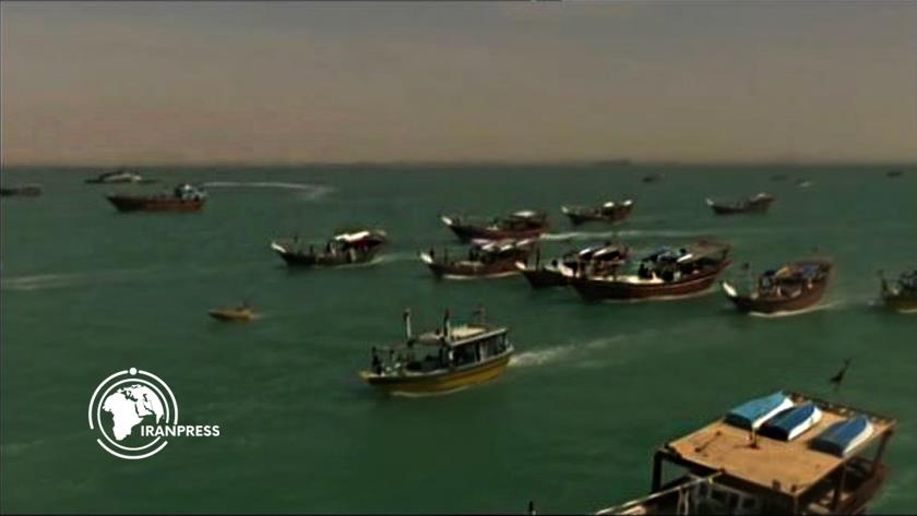 Iranpress: Iran Holds Naval Parade in Persian Gulf to Mark Quds Day 