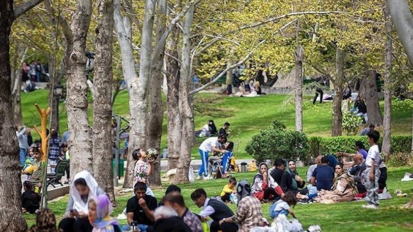 Iranpress: Iranians Celebrate Sizdah- Be-Dar Festival of Nature 