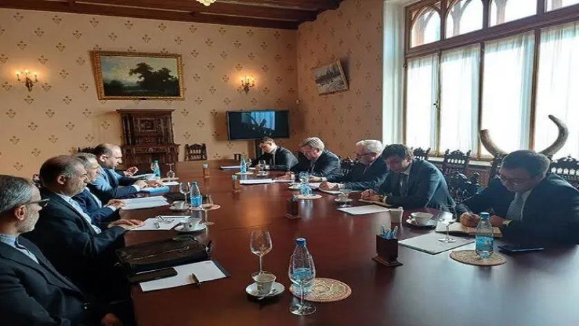 Iranpress: Iran, Russia Discuss Sanctions Relief in Moscow Talks 