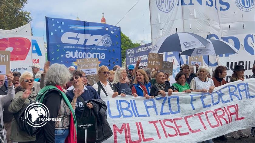 Iranpress: Retirees March in Buenos Aires